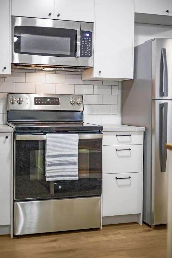 Trendy Lolo Apartment North Vancouver
